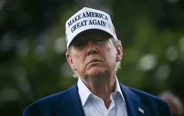 Дональд Трамп в бейсболке с надписью Make America Great Again и синем пиджаке