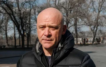 Бывший мэр Одессы Геннадий Труханов в куртке на улице во время выступления