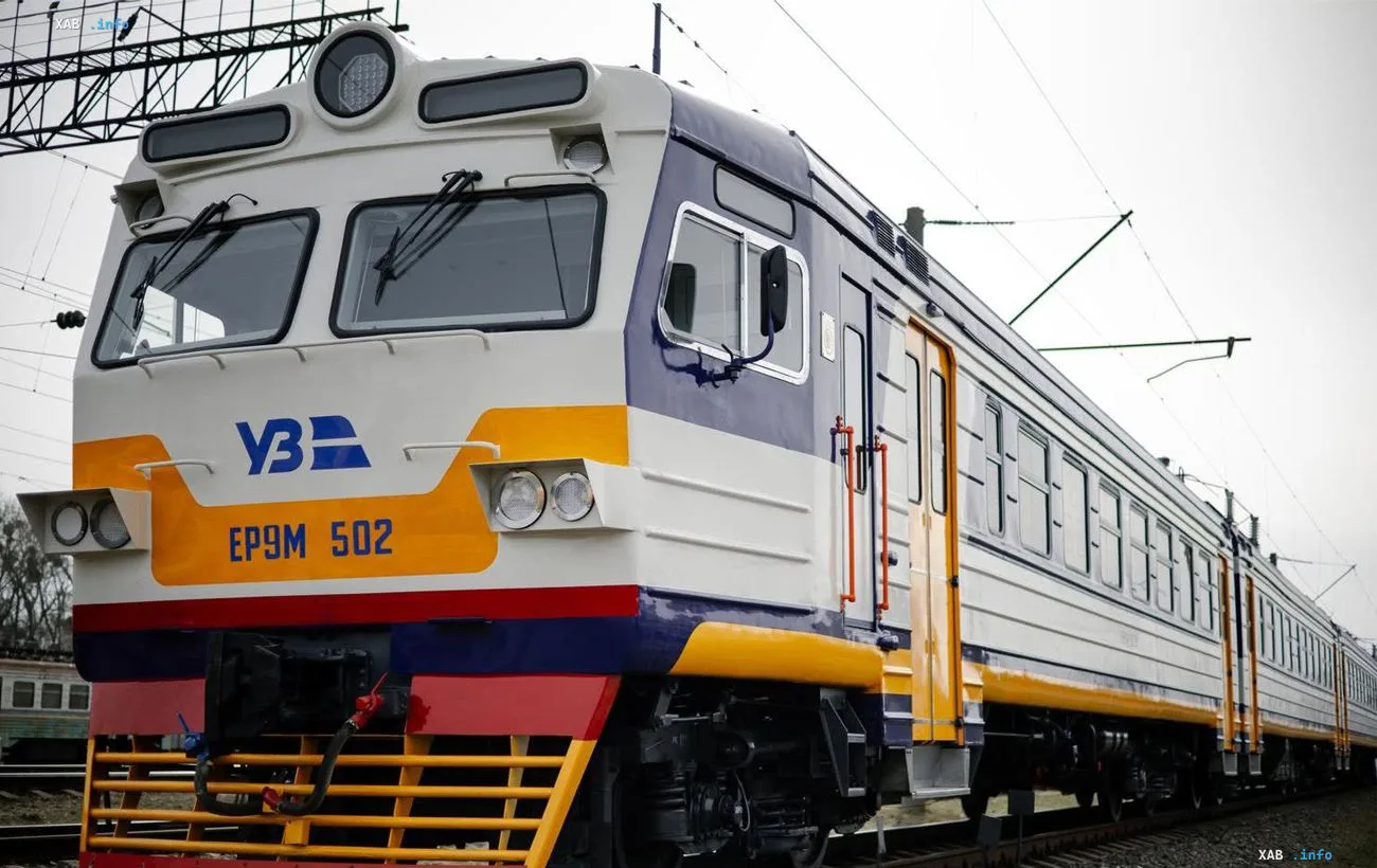 Електропоїзд Укрзалізниці серії ЕР9М на залізничних коліях