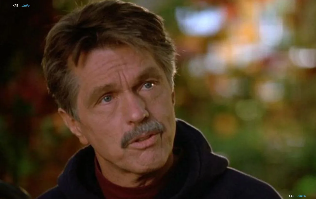 Der amerikanische Schauspieler Tom Skerritt mit Schnurrbart in einer Filmszene