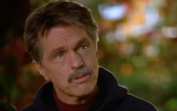 Der amerikanische Schauspieler Tom Skerritt mit Schnurrbart in einer Filmszene