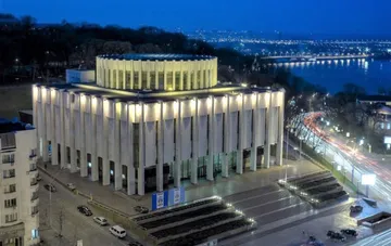 Национальный центр Украинский Дом в вечернее время суток с подсветкой фасада