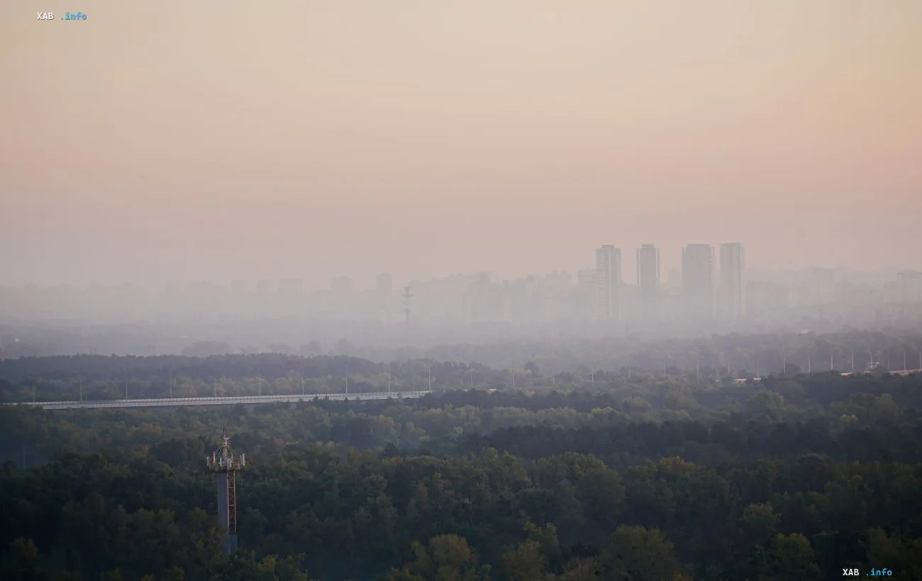 Panoramablick auf die Region Kiew im Morgendunst vor der Kulisse von Hochhäusern