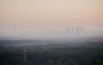 Panoramablick auf die Region Kiew im Morgendunst vor der Kulisse von Hochhäusern