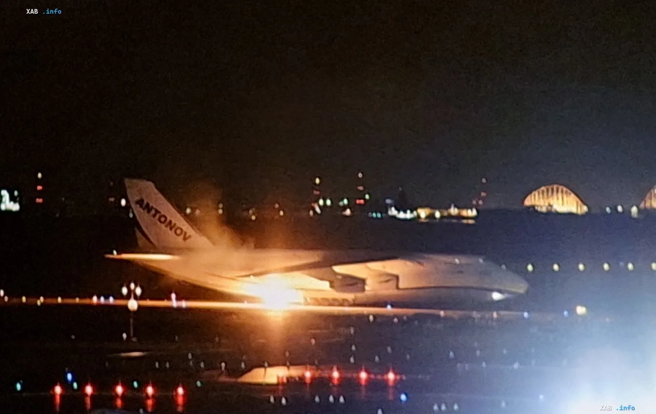 Украинский транспортный самолет Ан-124 Руслан авиакомпании Антонова на взлетной полосе ночью