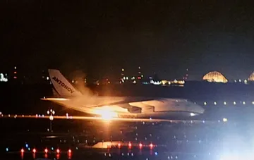 Украинский транспортный самолет Ан-124 Руслан авиакомпании Антонова на взлетной полосе ночью