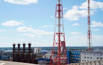 Промышленный вид химического комбината Азот с высокими дымовыми трубами в Березниках