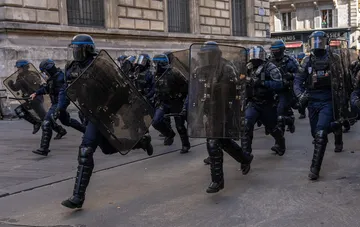 Французькі спецпідрозділи поліції в захисному спорядженні та зі щитами під час забезпечення порядку на вулиці