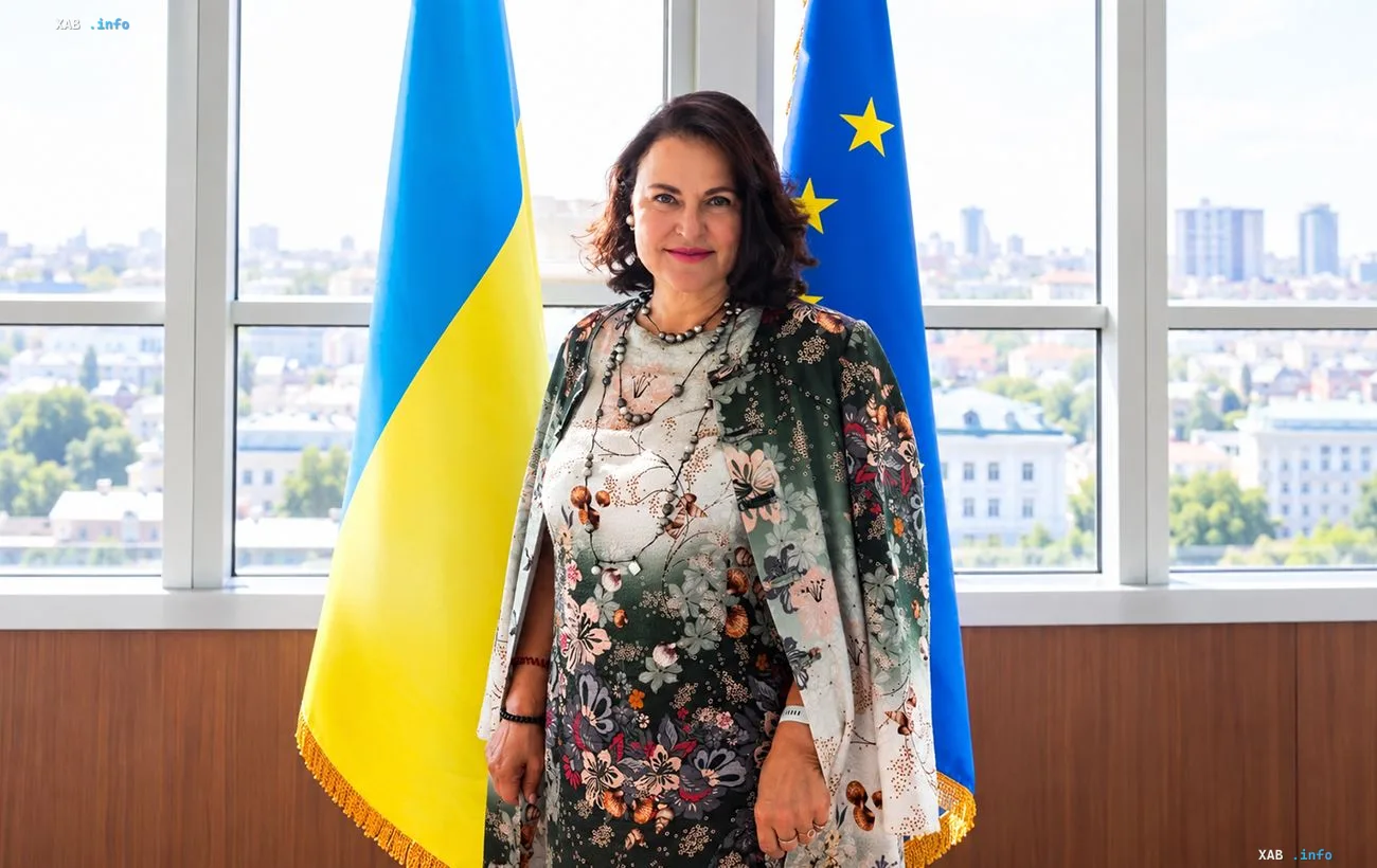 Катарина Матернова, глава Представительства ЕС в Украине, на фоне флагов Украины и Евросоюза
