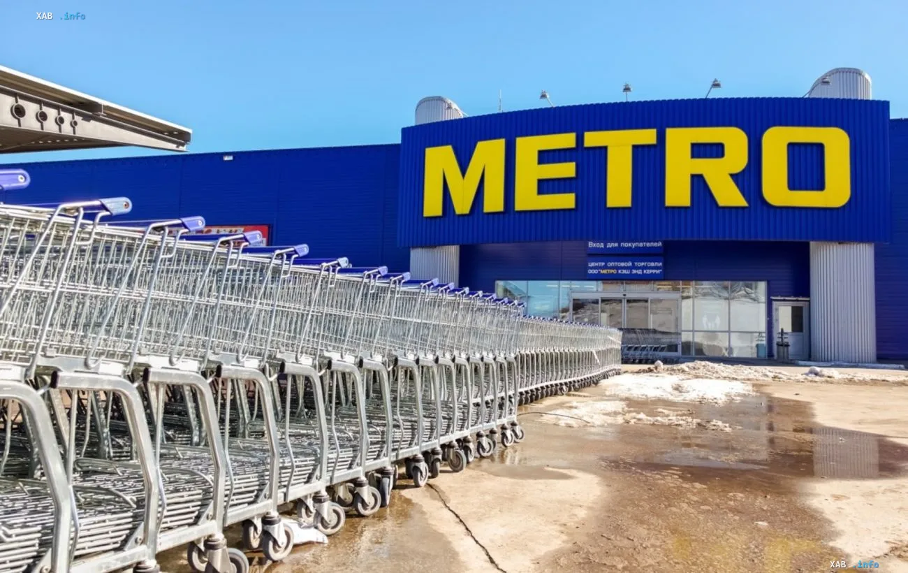 Синьо-жовтий фасад магазину торговельної мережі Metro та візки для покупців біля входу