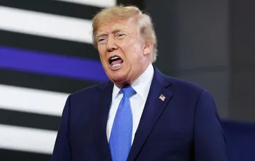 Президент США Дональд Трамп выступает на митинге с эмоциональной речью