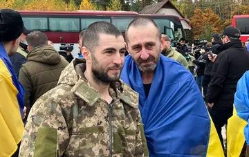Ukrainische Soldaten und Verteidiger kehren bei einem Gefangenenaustausch in ihre Heimat zurück