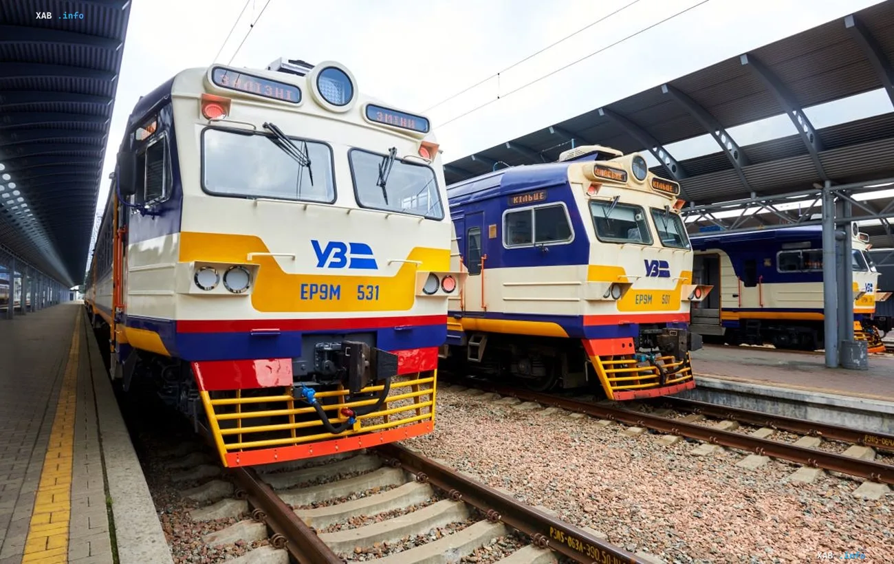 Електропоїзди Kyiv City Express на платформі київського вокзалу