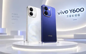Zwei neue Vivo Y600 Smartphones in Weiß und Blau auf einem weißen Podest bei der Präsentation