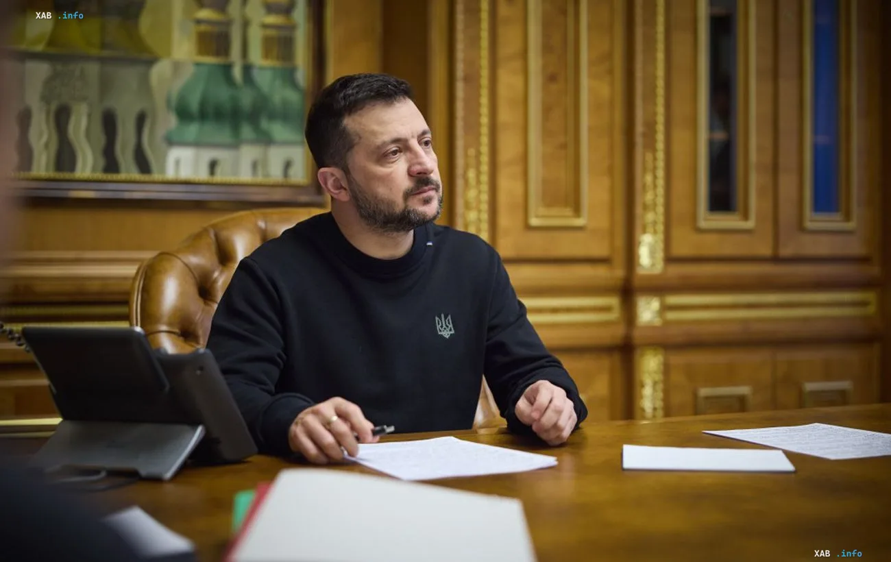 Президент України Володимир Зеленський за робочим столом під час онлайн-звернення