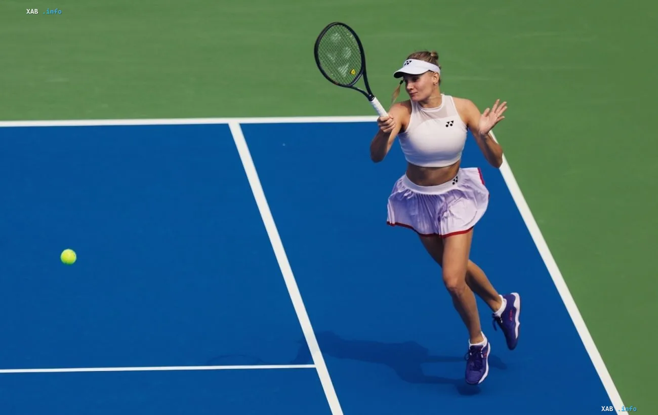 Украинская теннисистка Даяна Ястремская играет на хардовом корте турнира WTA