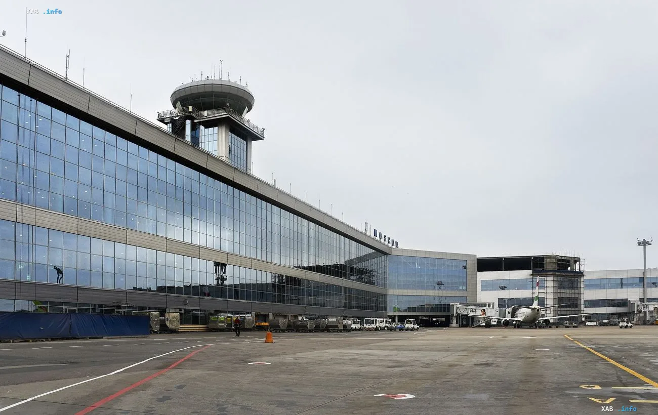Будівля термінала та диспетчерська вежа аеропорту Домодєдово у Москві під похмурим небом