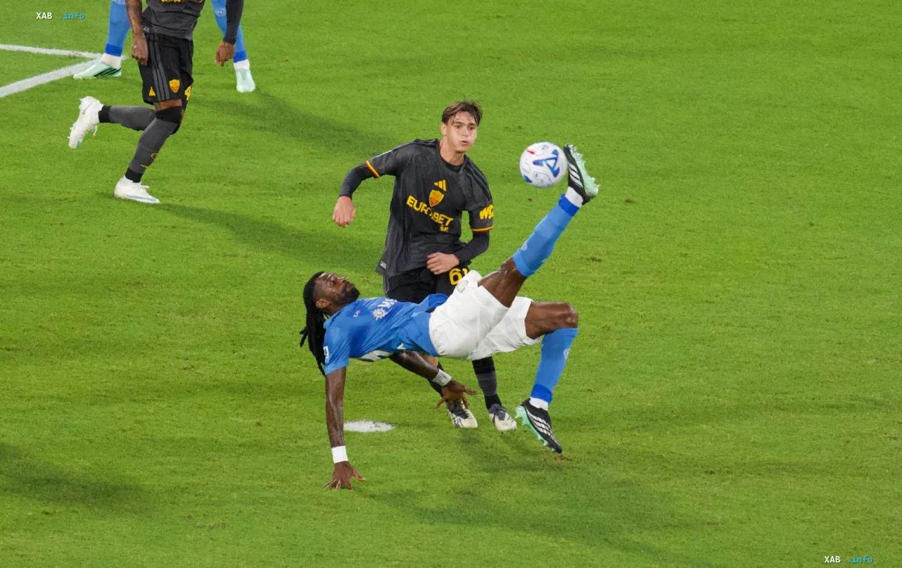 Napoli-Spieler führt einen Fallrückzieher im Serie-A-Spiel gegen die Roma aus