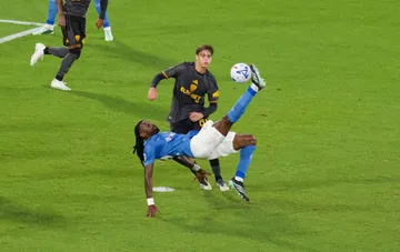 Napoli-Spieler führt einen Fallrückzieher im Serie-A-Spiel gegen die Roma aus