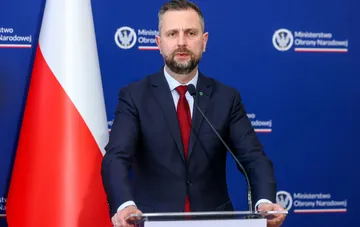 Міністр національної оборони Польщі Владислав Косіняк-Камиш виступає на прес-конференції