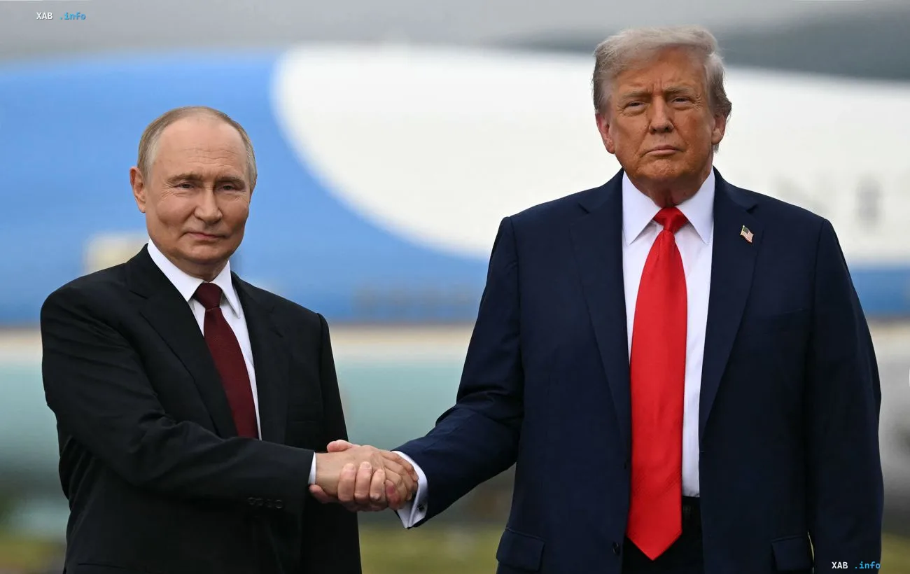 Wladimir Putin und Donald Trump geben sich vor einem Regierungsflugzeug die Hand