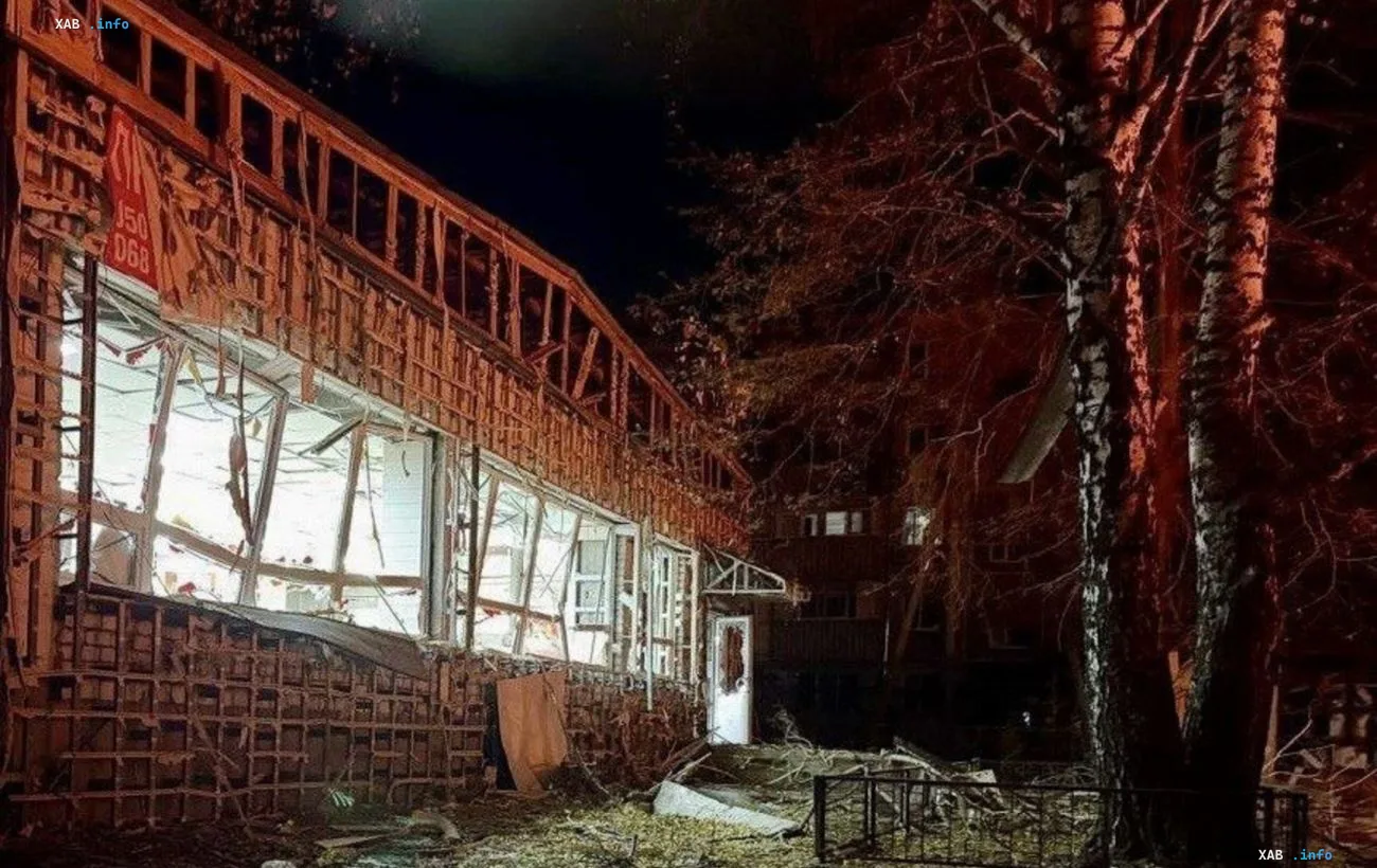 Разрушенный многоэтажный жилой дом после ночного удара беспилотника на Днепропетровщине