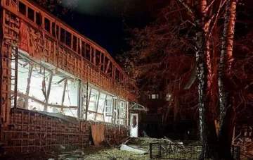 Разрушенный многоэтажный жилой дом после ночного удара беспилотника на Днепропетровщине