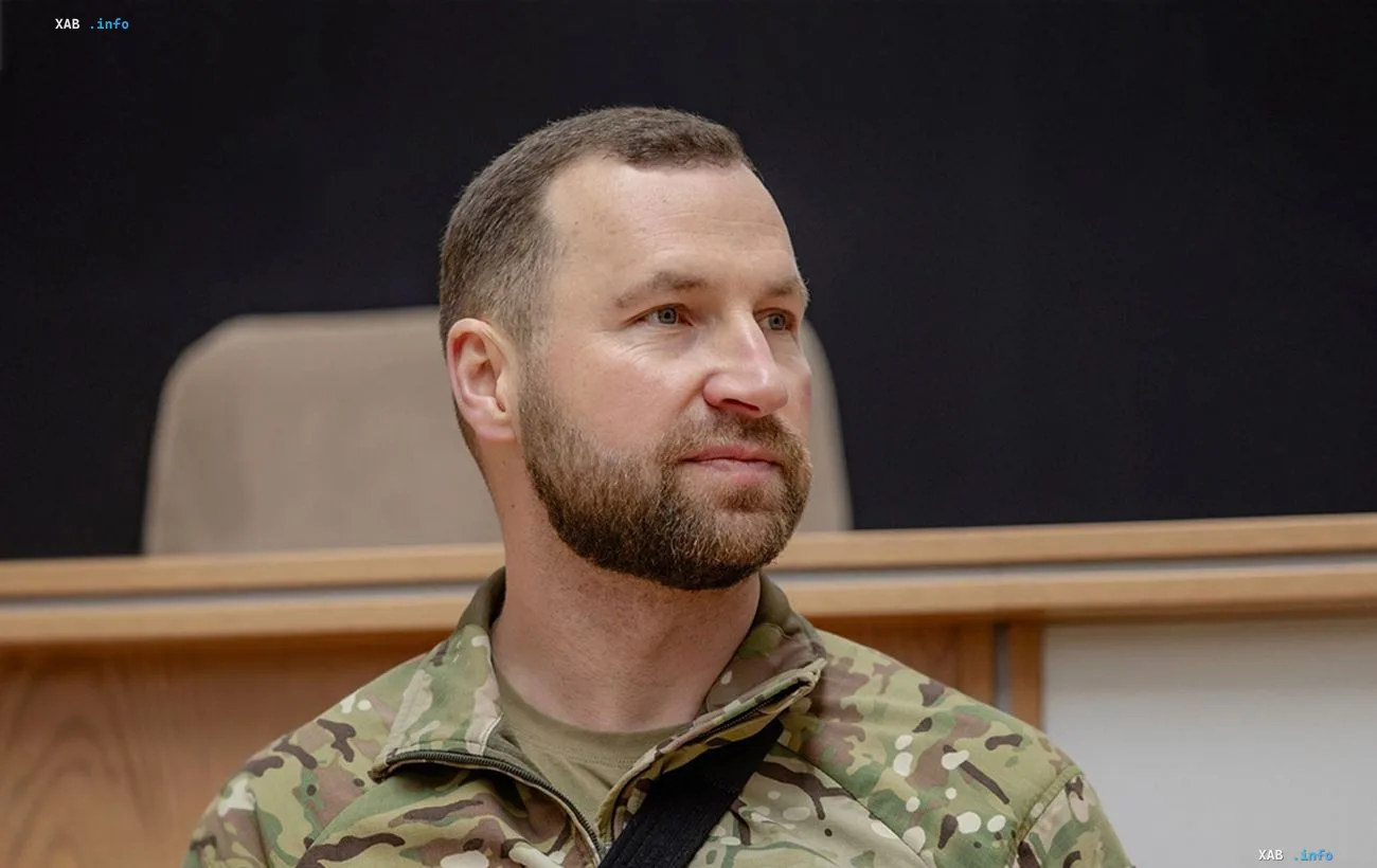 Министр обороны Украины Евгений Хмара в военной форме в помещении