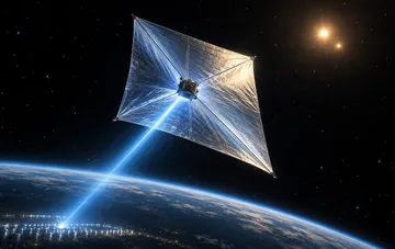 Лазерный космический парус разворачивает свои панели на фоне планеты Земля и яркого звездного неба