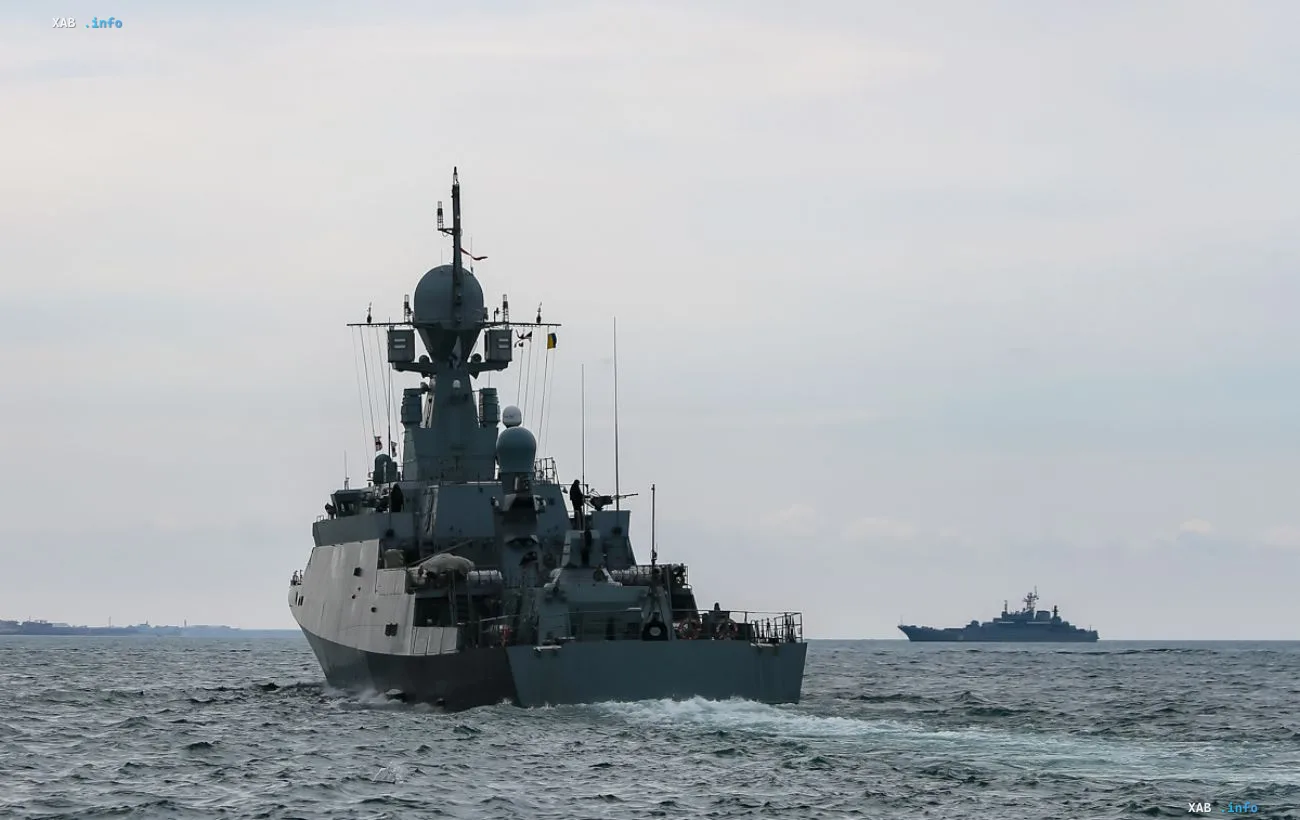 Российский военный корабль патрулирует воды Черного моря в условиях повышенной опасности судоходства