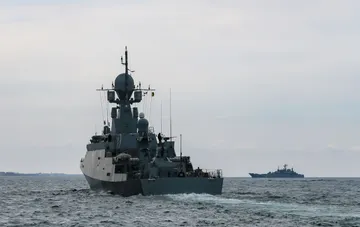 Российский военный корабль патрулирует воды Черного моря в условиях повышенной опасности судоходства