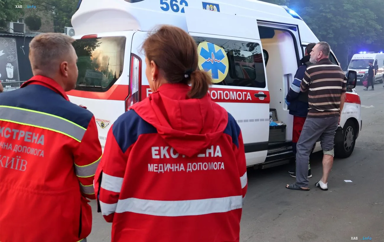 Медики скорой помощи оказывают помощь пострадавшим в Херсоне возле автомобиля экстренной помощи
