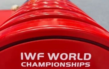 Rote Hantelscheiben mit dem Logo des Internationalen Gewichtheber-Verbandes IWF World Championships