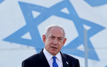 Israels Premierminister Benjamin Netanjahu spricht vor dem Hintergrund der israelischen Flagge