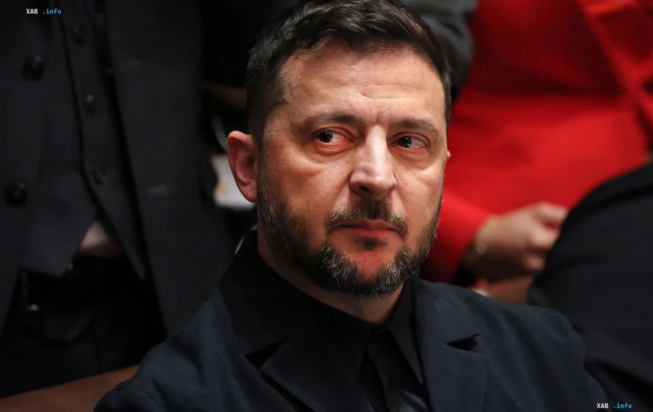 Der ukrainische Präsident Wolodymyr Selenskyj während eines Interviews in dunkler Kleidung