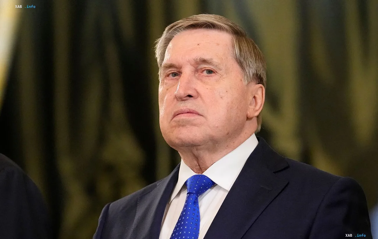 Der Berater des russischen Präsidenten Juri Uschakow in einem formellen Anzug bei einer offiziellen Veranstaltung