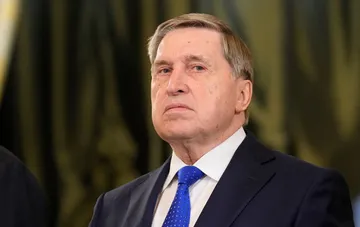 Der Berater des russischen Präsidenten Juri Uschakow in einem formellen Anzug bei einer offiziellen Veranstaltung