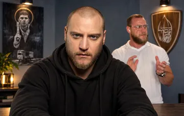 Der russische Rapper und Nationalist Mischa Mawaschi in einem schwarzen Hoodie vor der Kamera
