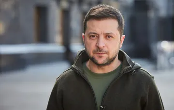 Президент України Володимир Зеленський виступає із заявою у військовій куртці