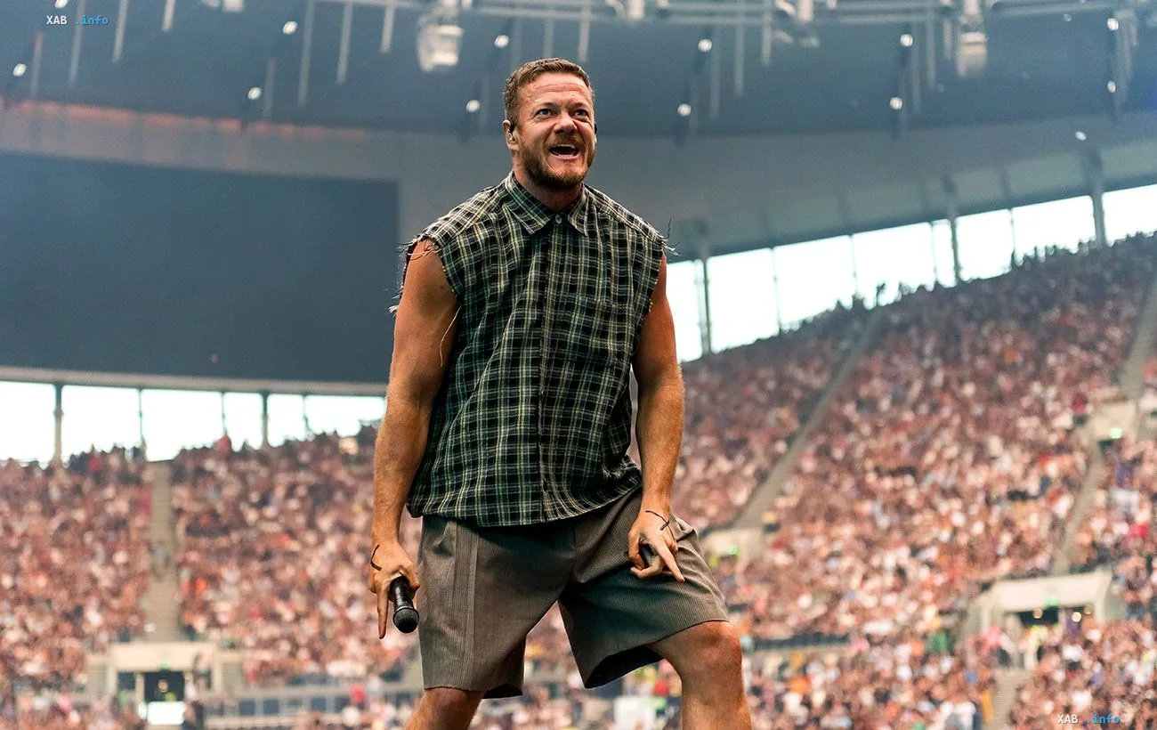 Фронтмен группы Imagine Dragons Дэн Рейнольдс выступает на сцене перед зрителями
