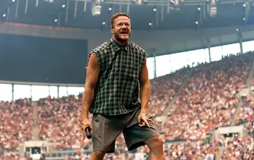 Фронтмен группы Imagine Dragons Дэн Рейнольдс выступает на сцене перед зрителями