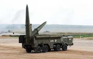 Мобильная пусковая установка комплекса Искандер-М на полигоне во время учений