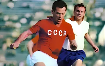 Советский футболист в красной футболке с надписью СССР на поле во время матча