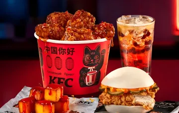 Фирменный красный баскет KFC с китайскими иероглифами и котиком, бао-бургер, десерт из жареного молока и напиток