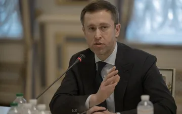 Премьер-министр Украины Сергей Корецкий выступает на заседании и жестикулирует