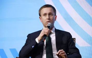 Premierminister Serhij Korezki spricht an einem Mikrofon auf einem Wirtschaftsforum