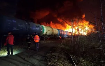 Ночной масштабный пожар топливных цистерн после схода грузового поезда с рельсов на Урале