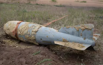 Обломок российской корректируемой авиационной бомбы лежит на земле в поле