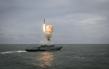 Запуск ракеты «Калибр» с российского малого ракетного корабля в открытом море.