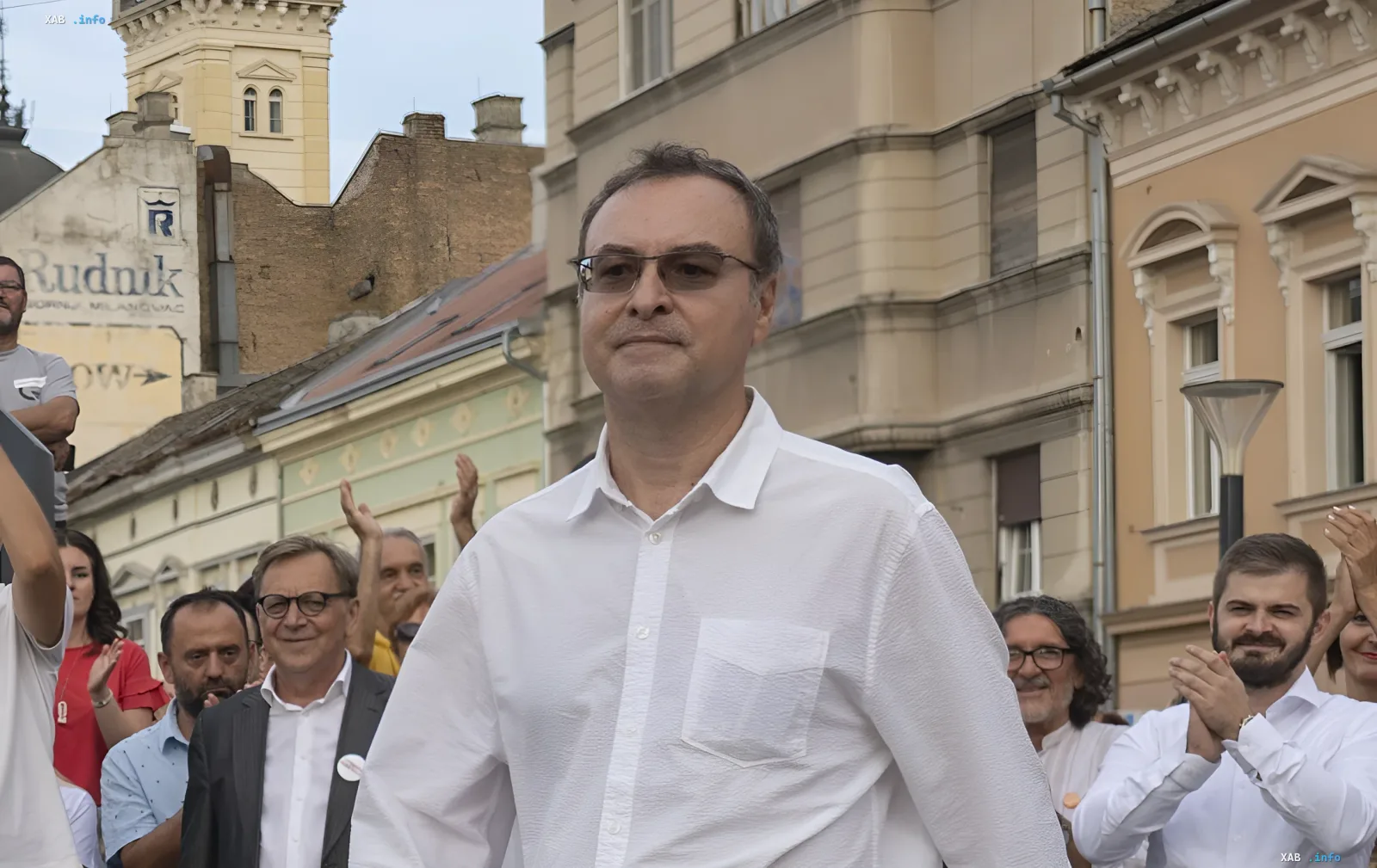Йово Бакич в белой рубашке среди сторонников во время уличного мероприятия в Сербии